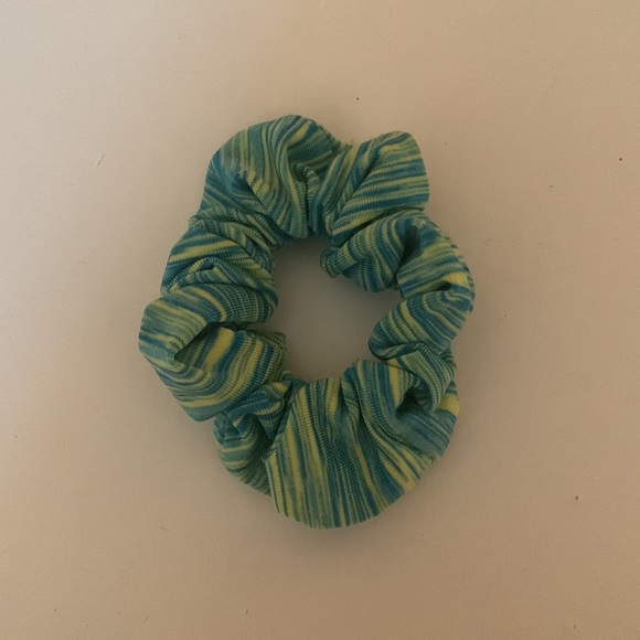Free with bundle of one!!! 4 scrunchies - Picture 3 of 4